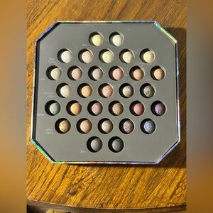 Laura Geller 31-Color Eyeshadow Palette Use Wet or Dry